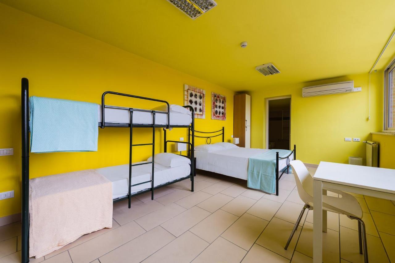 Eliopoli Beach Hostel & Restaurant Tirrenia Buitenkant foto