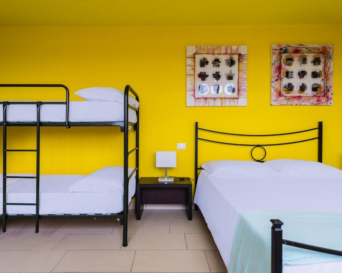 Eliopoli Beach Hostel & Restaurant Tirrenia Buitenkant foto