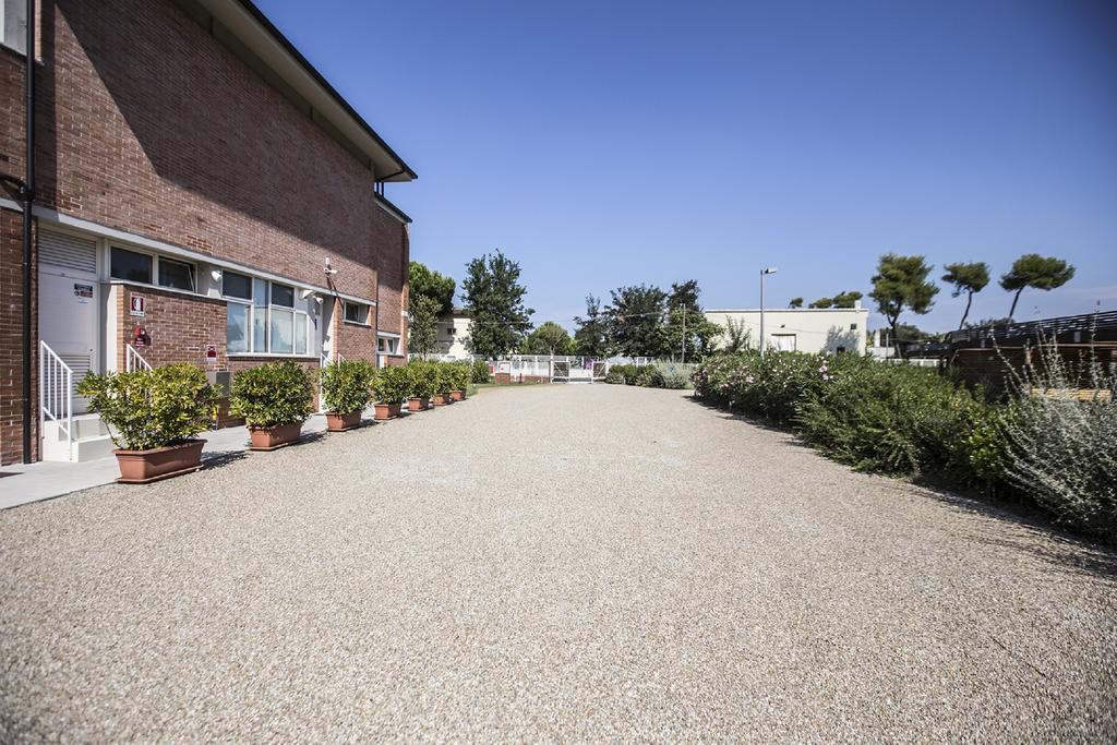 Eliopoli Beach Hostel & Restaurant Tirrenia Buitenkant foto