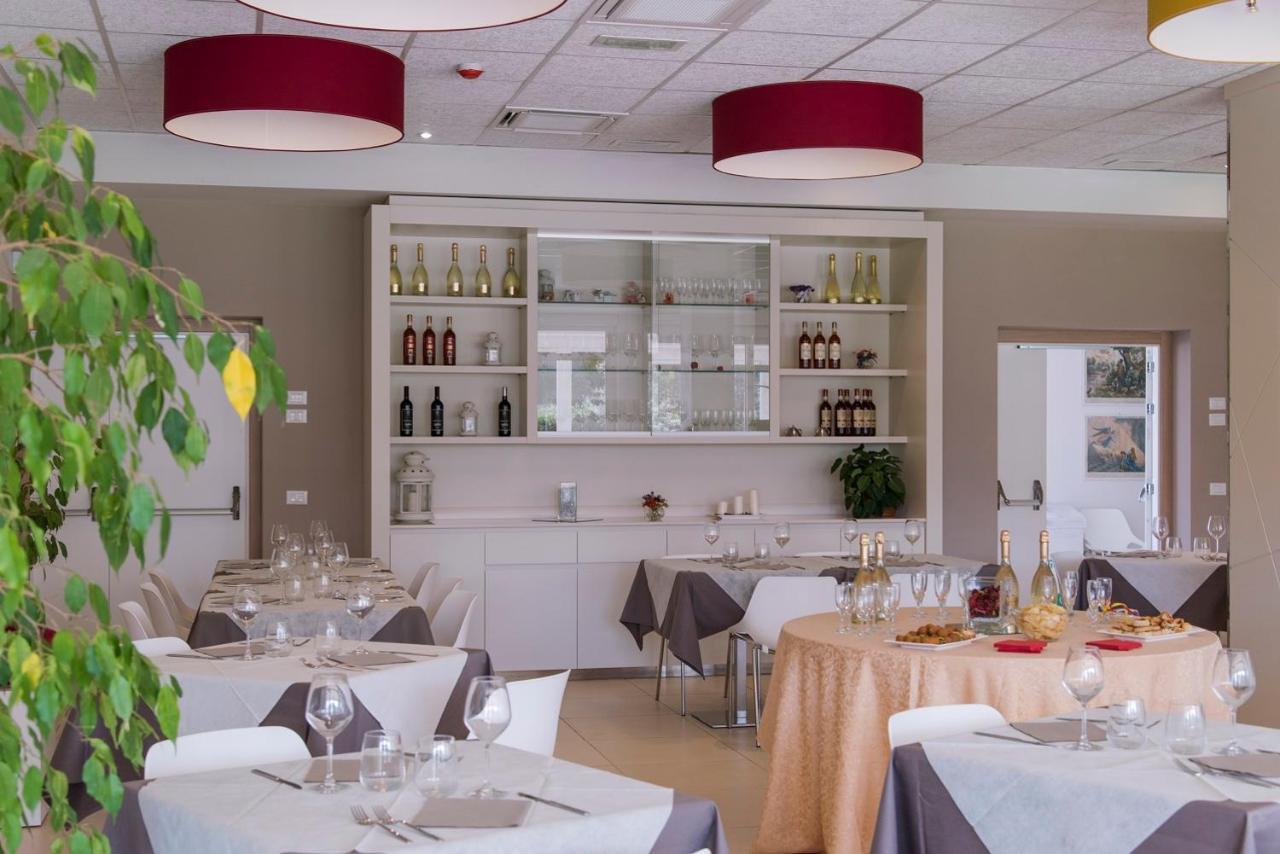 Eliopoli Beach Hostel & Restaurant Tirrenia Buitenkant foto
