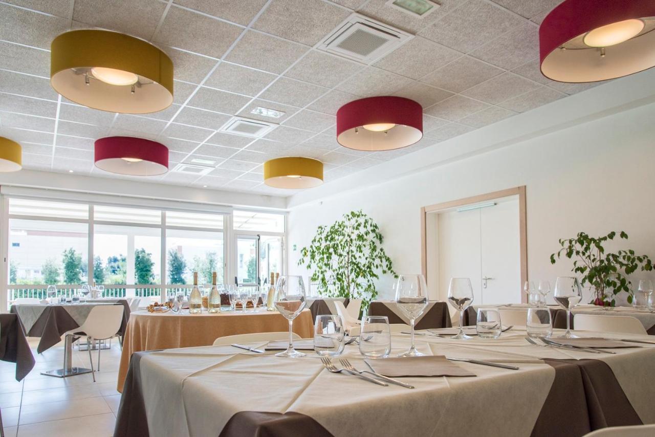 Eliopoli Beach Hostel & Restaurant Tirrenia Buitenkant foto